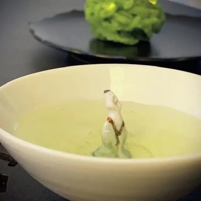 韓国白磁作家の『人形茶杯』。 かわいらしさが来客にも人気