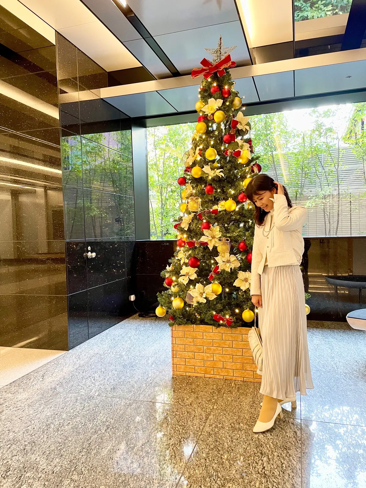 ツリー、クリスマスツリー、ランチコーデ、ホテルコーデ、クリスマス、スカートコーデ、ロングスカートコーデ、パーティーコーデ、お呼ばれコーデ、冬、冬コーデ、冬服、冬服コーデ、白、白ジャケット、ジャケット、セタイチロウ、ゴールドバッグ、シャンパンカラー、ラメ、シルバー、シルバースカート、スカート、ロングスカート、シルバーロングスカート、ヒール、パンプス、?ヒール、白パンプス、白ニット、ニット、ハイネック、ボブ、ロングボブ、ボブヘア、ロングヘア、全身コーデ、ミッシェルクラン、ミッシェル クラン、MICHEL KLEIN、seta ichiro