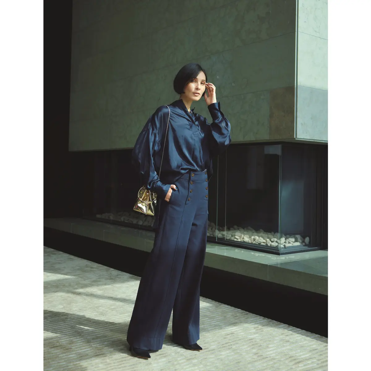 サテンシャツとマリンパンツのオールネイビーコーデ　モデル・田沢美亜