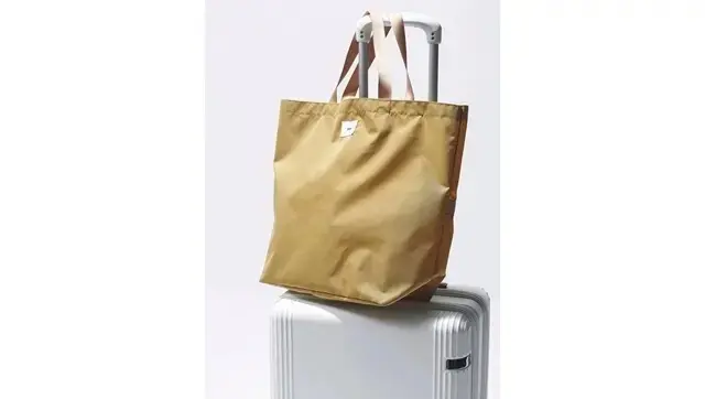 【POINT】 ハンドルにスナップで固定できる、内装と同素材のトートバッグつき。旅先で購入したローカルフードやおみやげを入れるのにぴったり