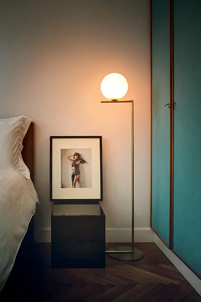 光の球が空間に漂う