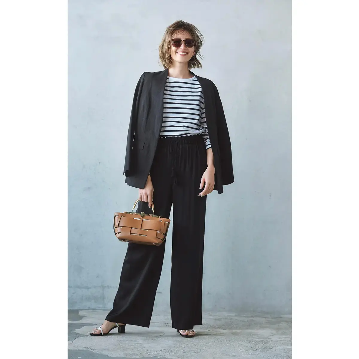 かっこいい黒にボーダートップスで夏らしい抜け感をプラス。