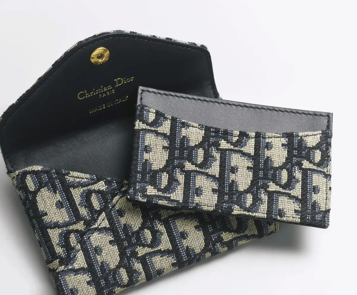 手軽で気がきく！ 収納上手なカードケース