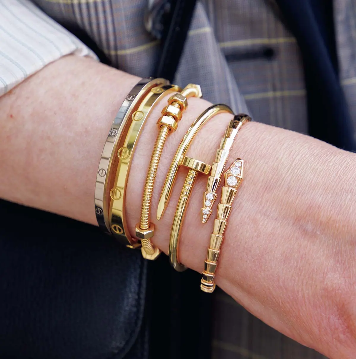 ラヤル（通信関係／パリ）ラブブレスやジュ スト アンクル ブレスレットなどを、絶妙に色みを変えて重ねづけ