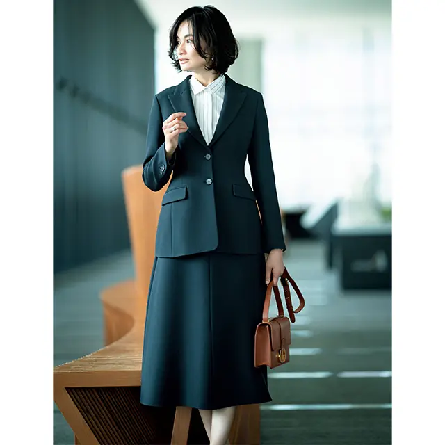 シックな黒スーツに華やかさを添えるフレアスカート