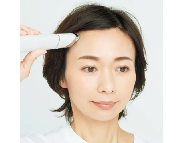 額の生えぎわを流すように当てる