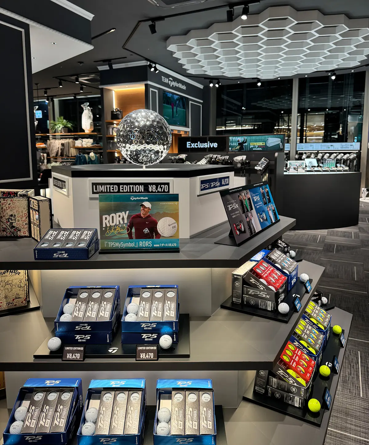 テーラーメイド フィッティング ラボ トウキョウ 内観　ゴルフボール
