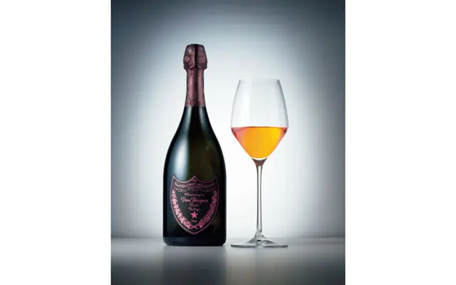 ラズベリーやチェリーなどの赤い果実やシナモンなど甘いスパイスの香り。バラやアイリスのアロマも魅惑的