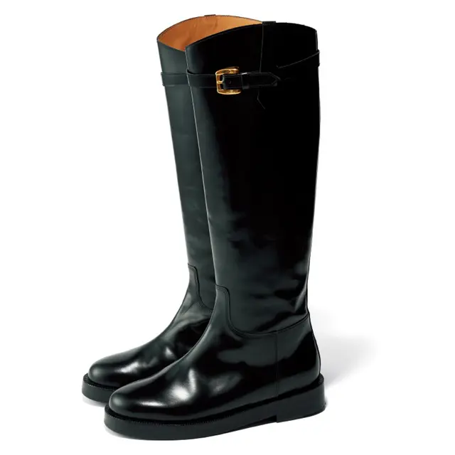 【J＆M Davidson（J＆M デヴィッドソン）】エレガントな黒の光沢レザーにゴールドバックルがアクセント