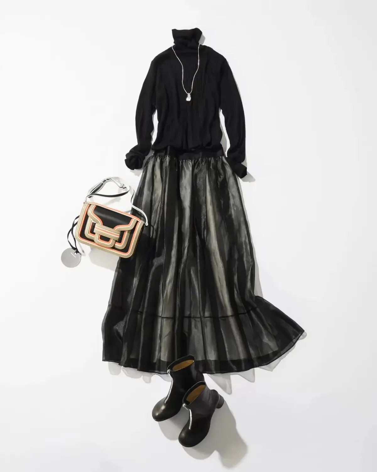 ホテルランチに映える、黒ニットの洗練コーデ