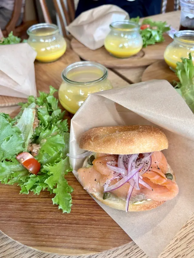 スモークサーモンとクリームチーズバジルソースのベーグル