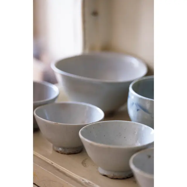 職 人の仕事が見てとれる、韓国の古い器。器の底の目跡に表情があり、器のゆがみにも愛嬌がある。手前のマッコリ碗¥10,000、奥の飯碗 各¥15,000〜