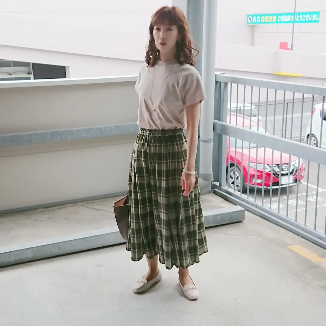 チェックスカート ベージュTシャツ