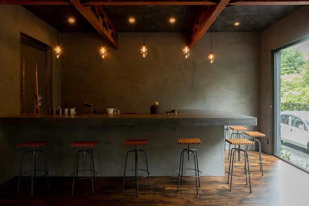 箱根の伝統工芸、寄木細工を使用したスツール。席はカウンターのみ