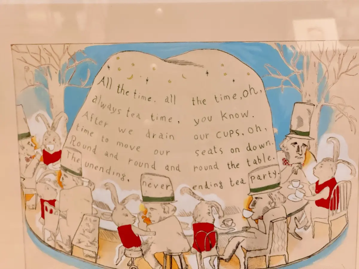 木の温もり感じる村上春樹ライブラリーと山の画像_9