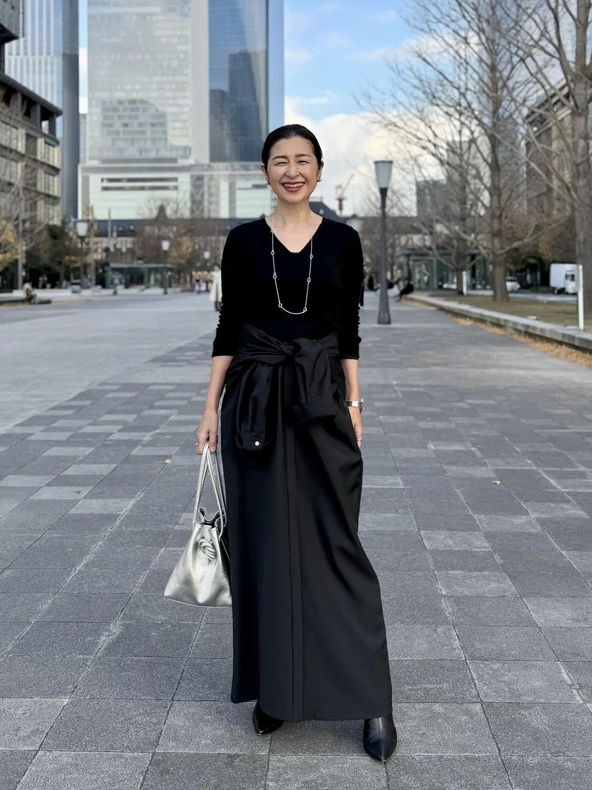 イーバイエクラ　黒ワンピース　着回し　50代ワンピースコーデ　アラフィフワンピースコーデ　シルバーバッグ　シルバーネックレス　黒ショートブーツ
