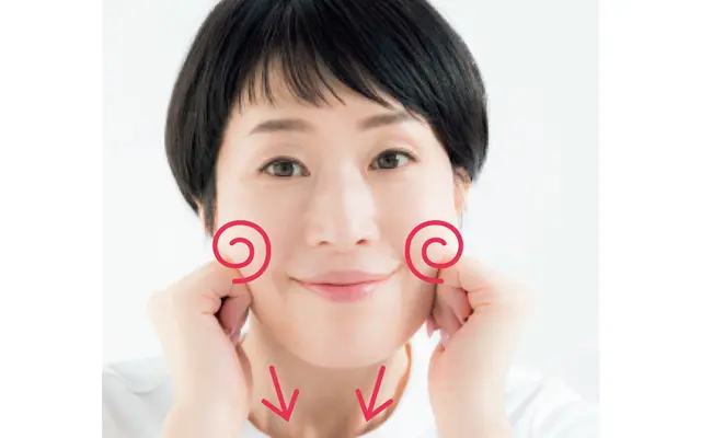 げんこつで耳下あたりをぐるぐるほぐしていく