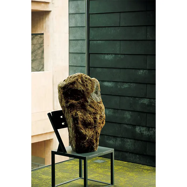 レストランにある、旅するアーティス ト島袋道浩作《イワオ》。