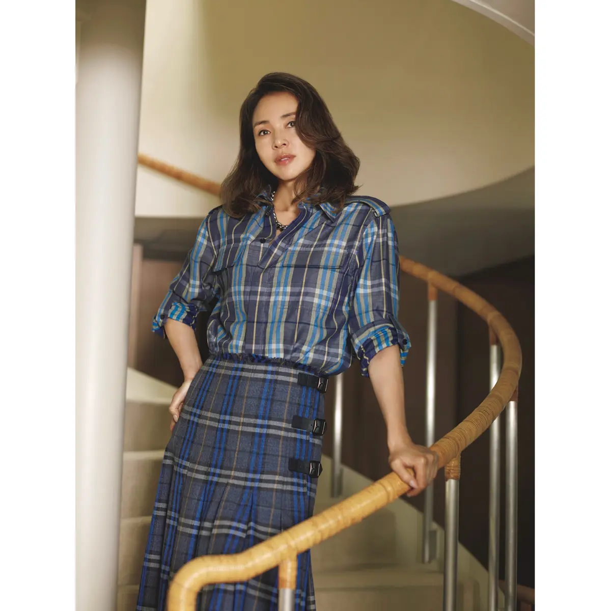 ブルーチェック柄シャツにブルーチェック柄スカートを合わせたコーディネート　モデル・SHIHO