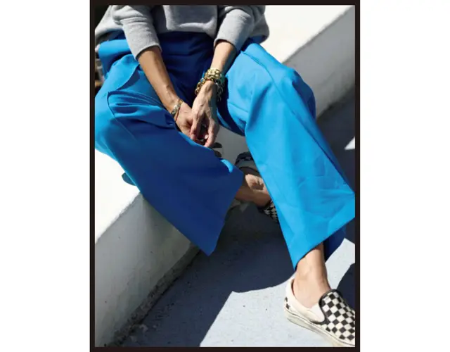 ❶以前、この連載で使わなかった写真から。履き込んで汚れたスニーカーを合わせましたが、大胆な色みのテーラードパンツで素敵に見せます。大ぶりなゴールドジュエリーと合わせると特に　