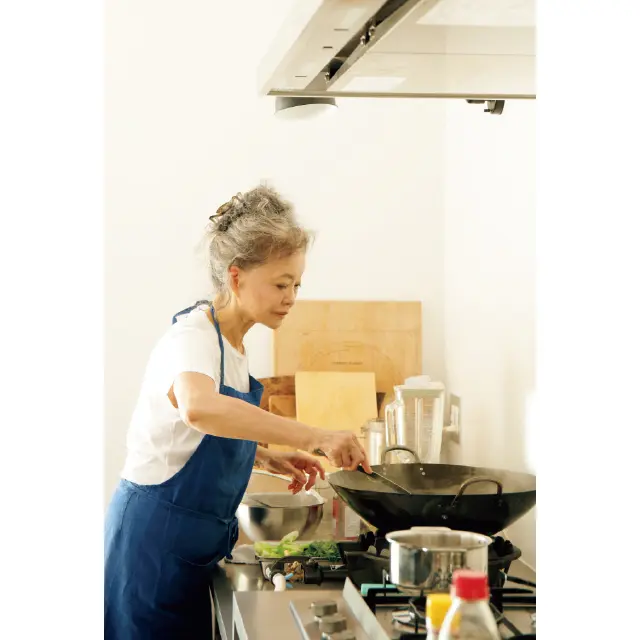 火かげんが自在なコンロで調理する有元葉子