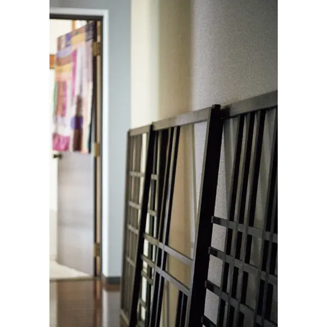 モンドリアンの絵を桟で表現した窓枠は茜屋珈琲店が取り壊しになる際に譲り受けた