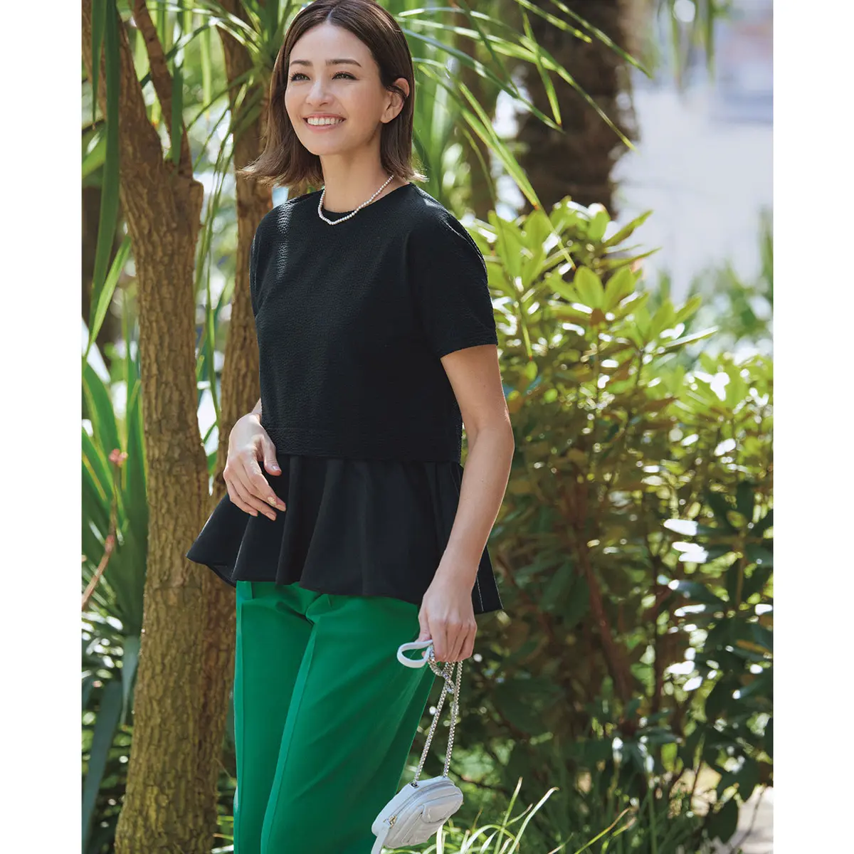 ブラックのペプラムトップスとグリーンパンツのコーデ　モデル・RINA