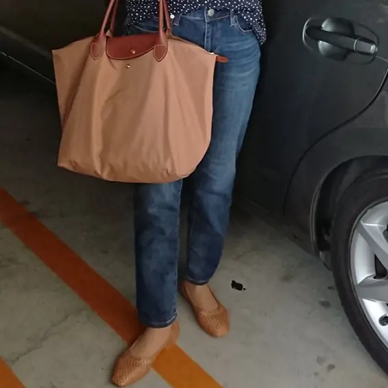 ベージュバッグ   フラットシューズ