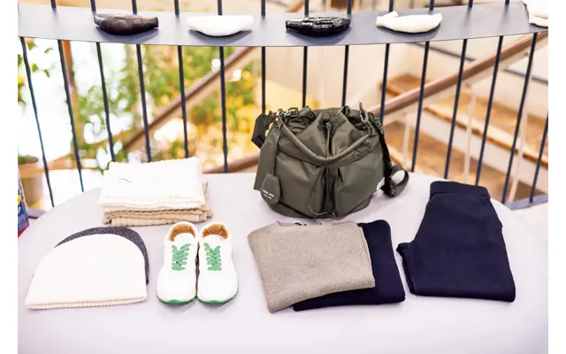 「フミカ ウチダ」のシンプルなカットソー＆パンツ、「ジル サンダー」のニット小物、「ザ ロウ」のスニーカーなどスポーティアイテムも充実。