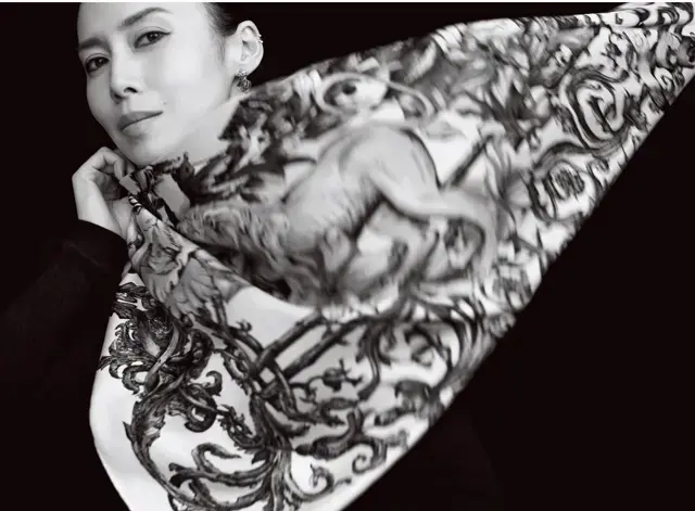 ジュエリーのように華やかなスカーフとしゃれた耳もとでつくる静かなる迫力