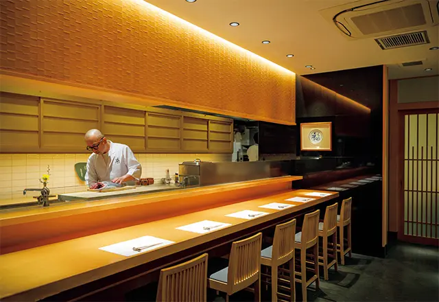 カウンターのほか、テーブルや個室もあり