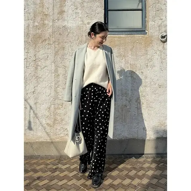 【50代のパンツコーデ5選】ピンクやイエローなど、春は明るめカラーや柄を取り入れて華やかに！