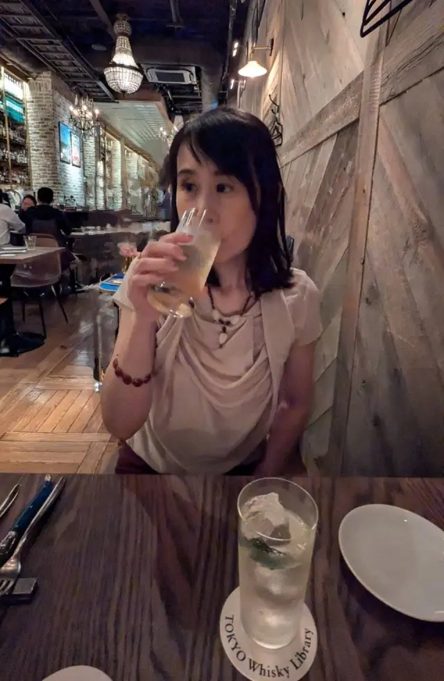 秋色タイトスカートで、南青山の幻想的なバの画像_8