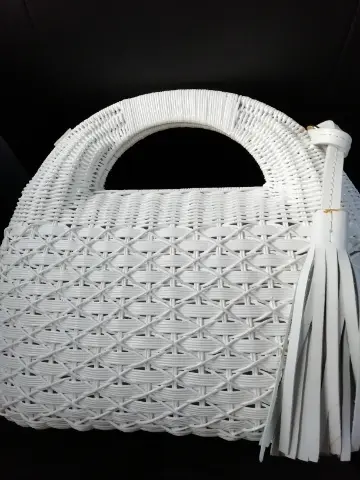 白いかごバッグコロンとした形がお気に入りです。