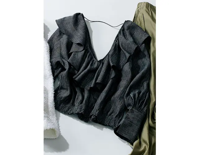 ブラウス￥72,600／カオス丸の内（カオス）