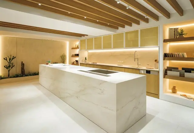 南青山のショールームは地下にキッチンがあり、デクトンを使用したキッチン例を見ることができる。