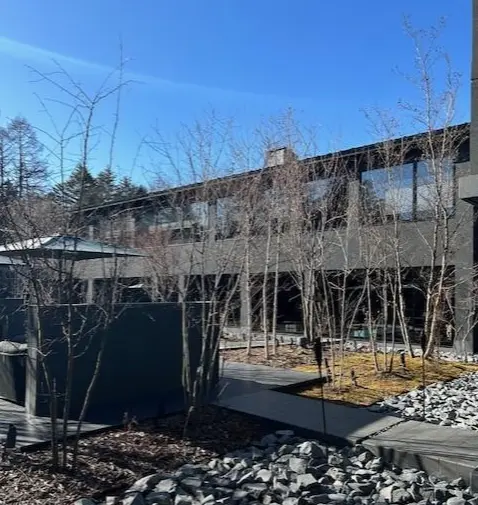 ふふ 旧軽井沢 静養の森の朝の中庭