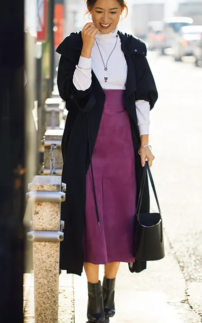 光を吸い込むパープルスエードが大人をさりげなく引き立てる