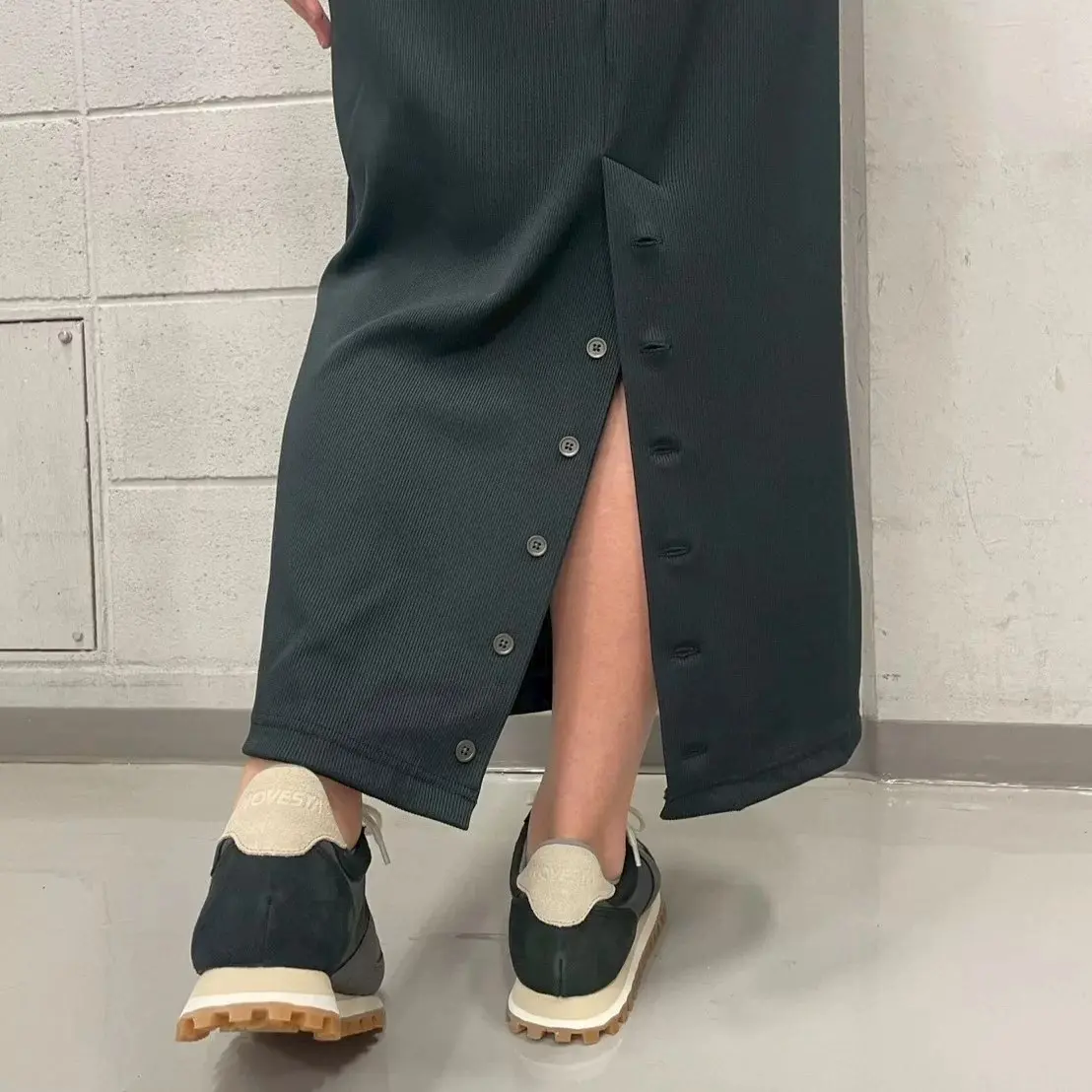 【残暑～秋・50代コーデ】黒ロングスカーの画像_2