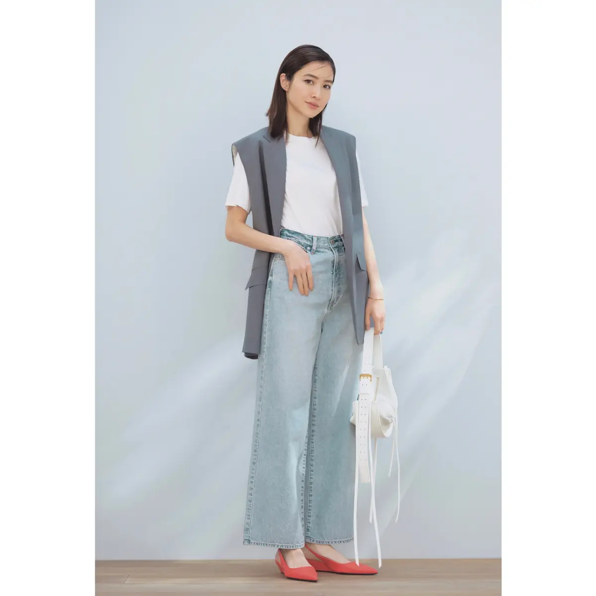 白Tシャツにグレージレを重ねて、ライトブルーデニムパンツを合わせたコーデ　モデル・絵美里
