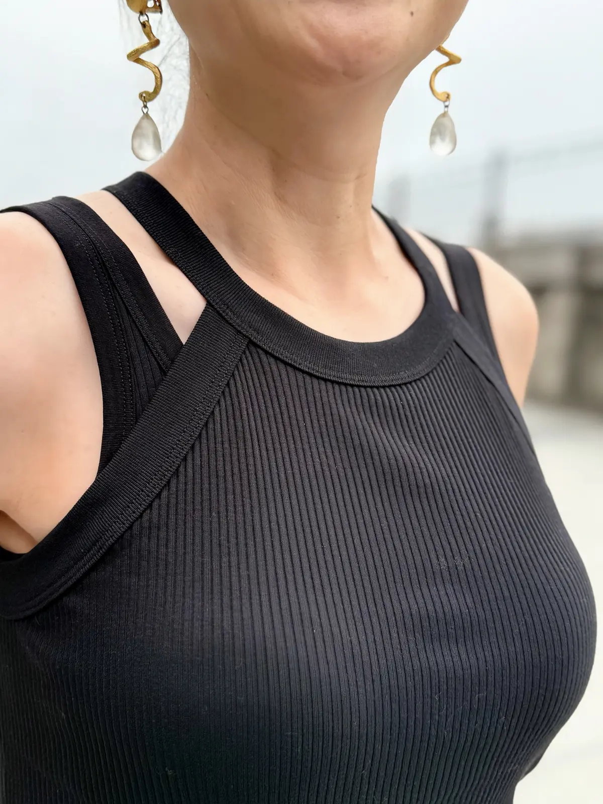 ユニクロブラトップ、黒トップス