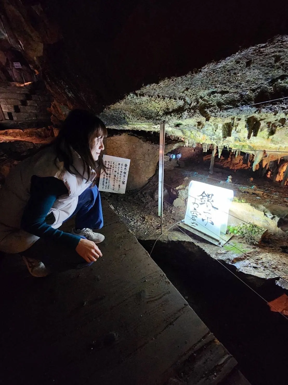 銀糸の窟。天井から細い鍾乳石が銀の糸のように無数に垂れ下がっています。かがむと見えます。その美しさにうっとりします。