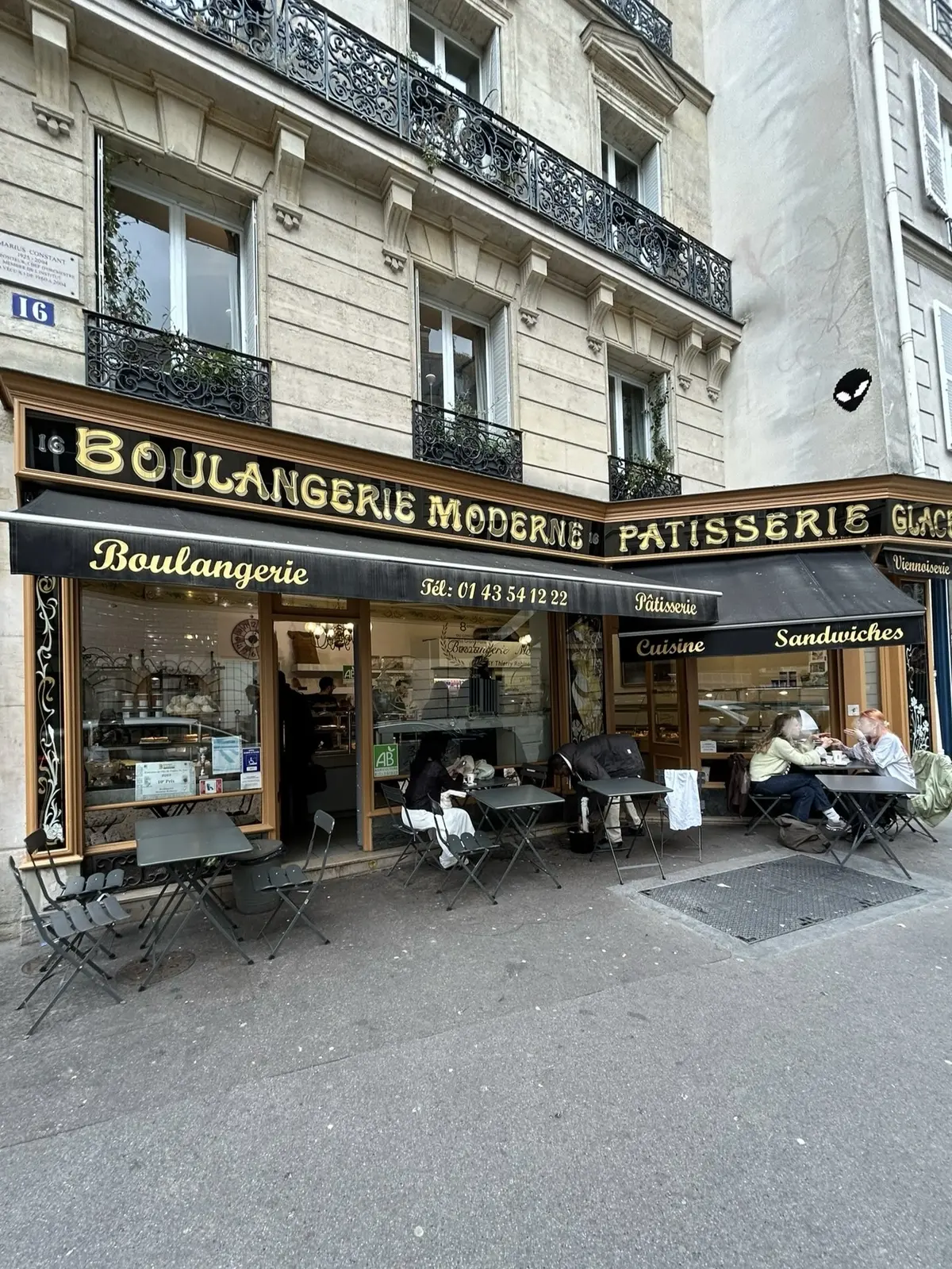  Emily in Paris   エミリーパリへ行く　パンオショコラ