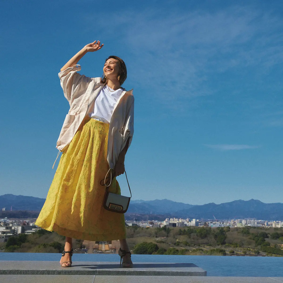 ベージュブルゾンとイエローボリュームスカートのコーデ　モデル・RINA