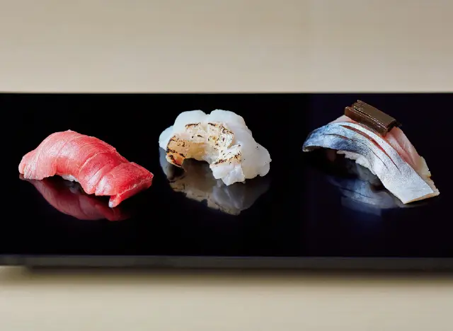 脂ののったサバ、厚く引き皮目を炙った冬の旬魚・アラ、本マグロの大トロ