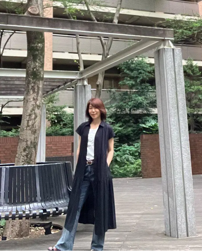 GUティアードワンピース 黒ワンピース　ワンピースコーデ ジレコーデ　アラフィフファッション　プチプラコーデ　ユニクロ シアーカーディガン