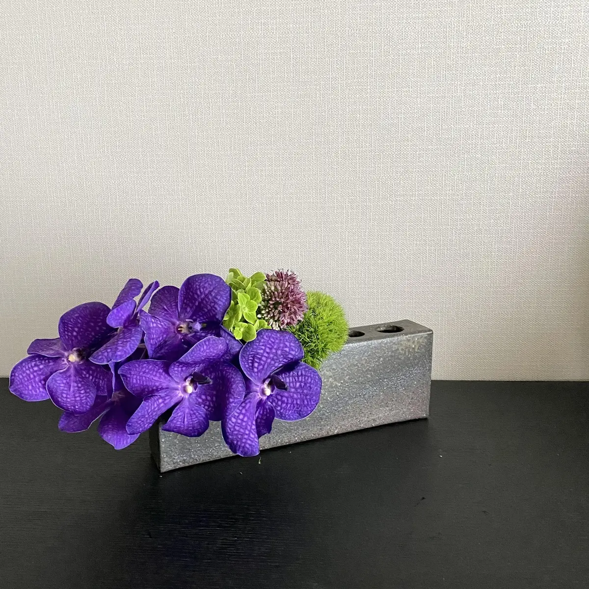 焼締めの花器とバンダ