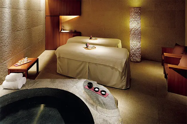 土、石、木など自然素材を用いたトリートメント ルーム