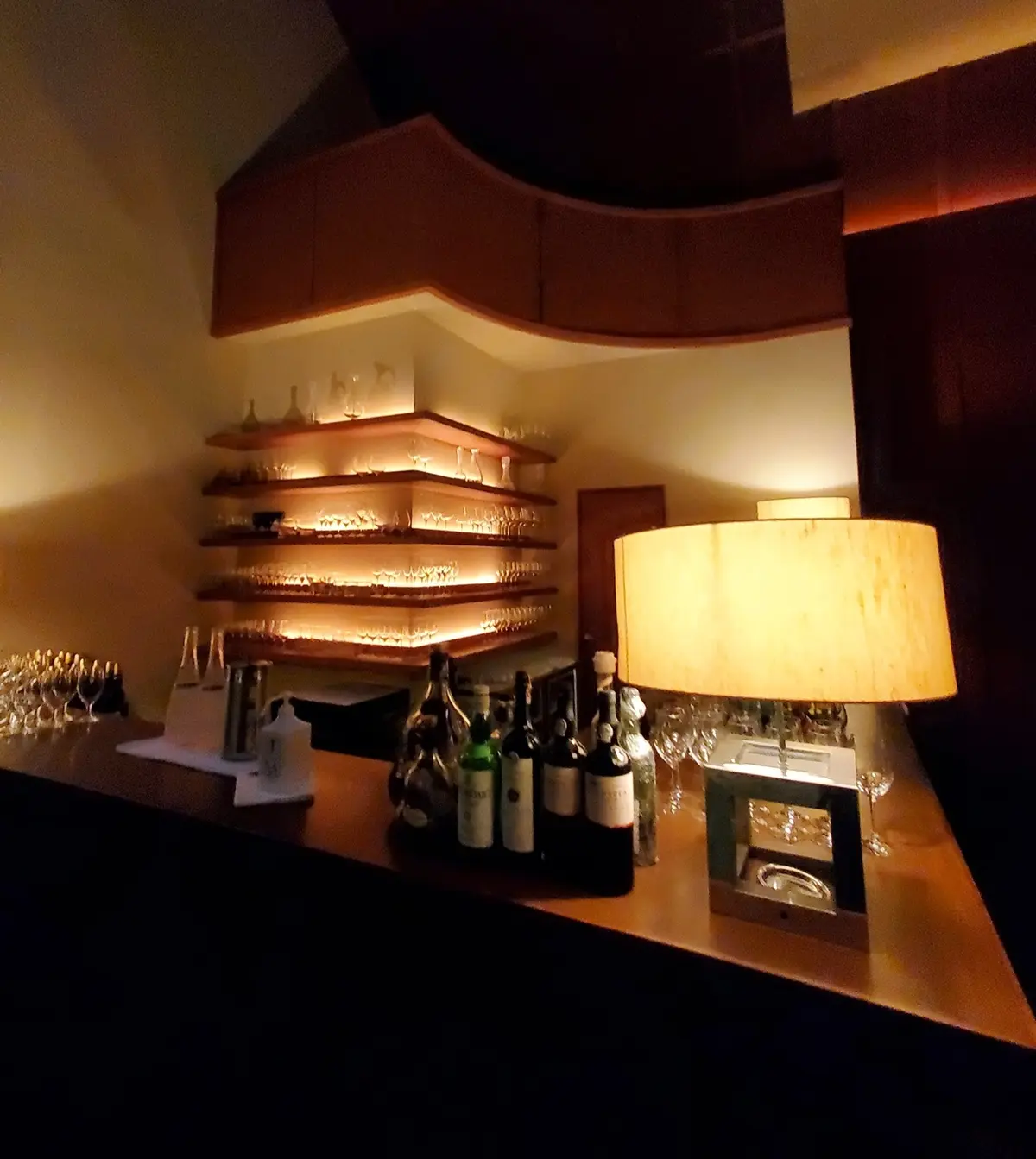 入口左にあるバーカウンター