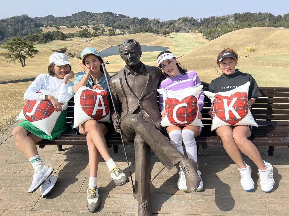 「ゴールデン・ベア」でお馴染みの、ゴルフの帝王ジャック・ニクラスの像と一緒に、ラウンド後の記念